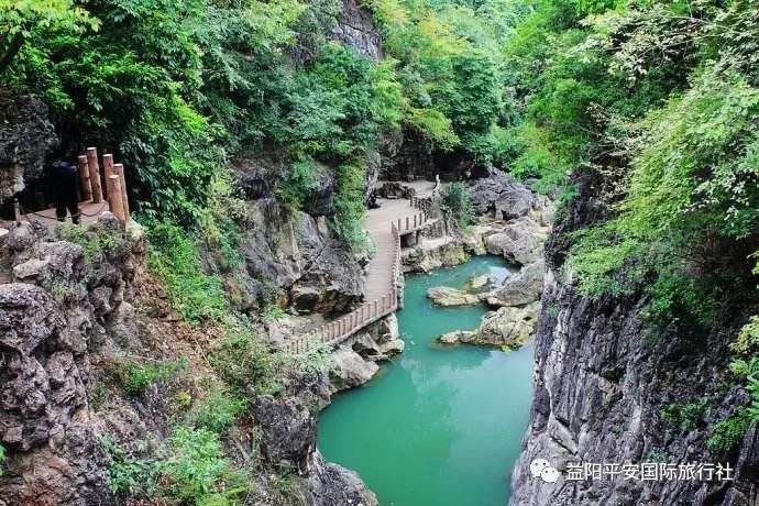 貴州黃果樹大瀑布、梵凈山、西江千戶苗寨、荔波大小七孔、鎮(zhèn)遠(yuǎn)古城遵義會(huì)議會(huì)址、息烽集中營(yíng)汽車七日游